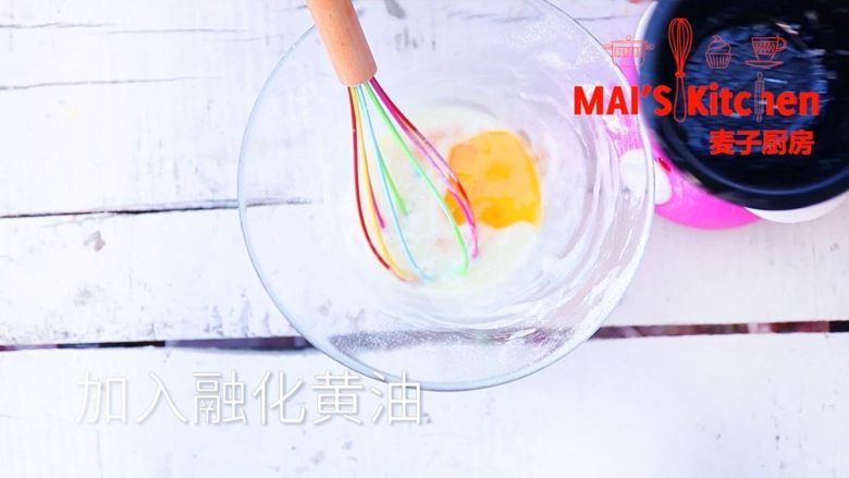 快手 | 简单好卷酥脆蛋卷,加入融化的无盐黄油,搅拌均匀。