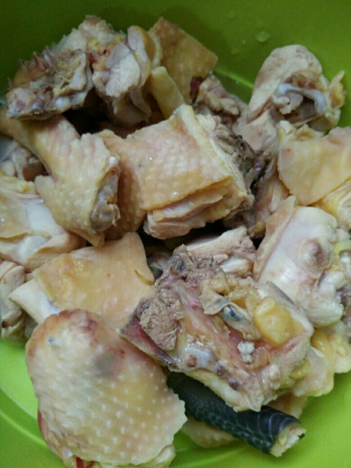 土豆炖鸡块,<a style='color:red;display:inline-block;' href='/shicai/ 107'>鸡</a>块处理干净,焯水后沥干备用