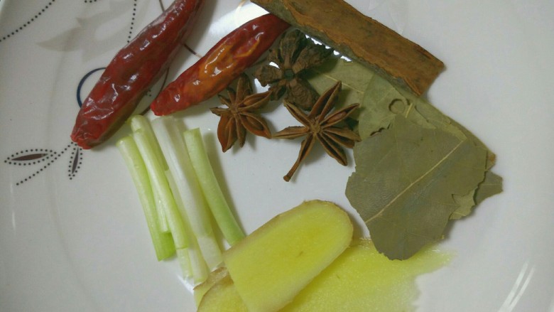 土豆炖鸡块,准备配料,<a style='color:red;display:inline-block;' href='/shicai/ 86474'>干辣椒</a>,八角,香叶,桂皮,葱白,姜切片