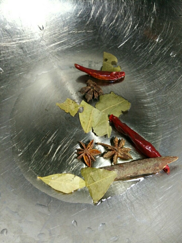 土豆炖鸡块,热锅凉油,把干辣椒等大料放下去炒出香味