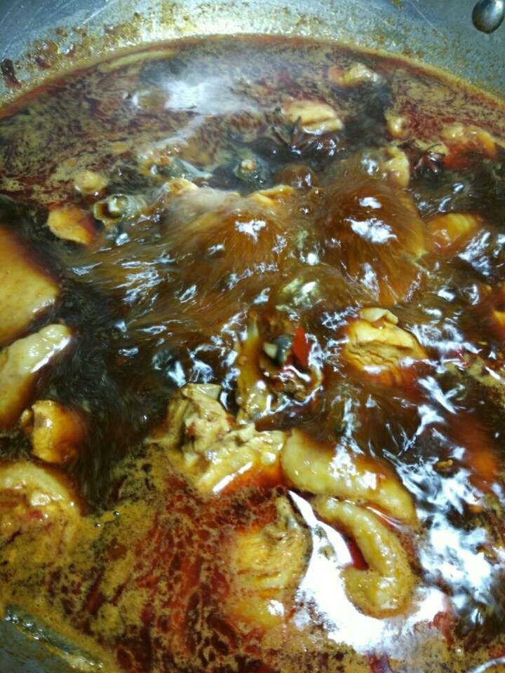 土豆炖鸡块,倒入没过材料的开水（必须是开水），大火烧开，转中小火炖