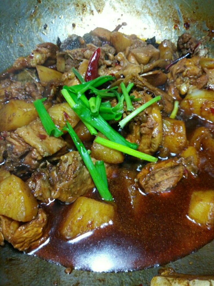 土豆炖鸡块,加入葱段大火翻炒收汁,但是汤汁不要全收干,留一点拌饭吃也是很不错滴