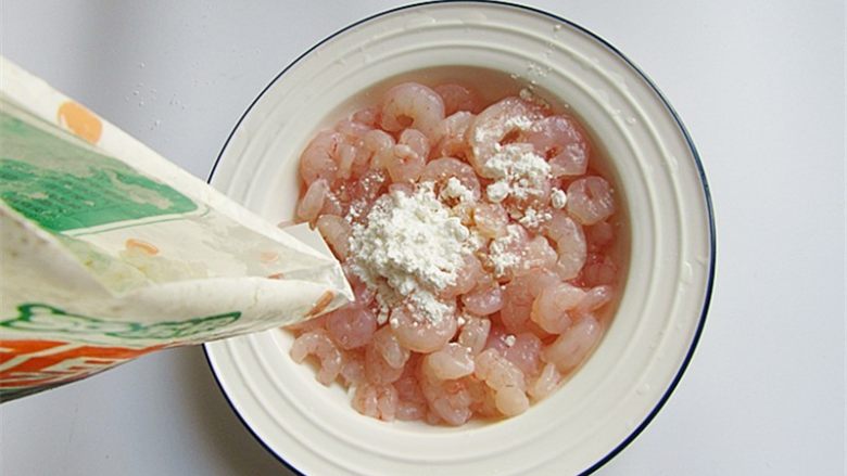腰果炒虾仁,再清洗一下,控去水分加干淀粉;