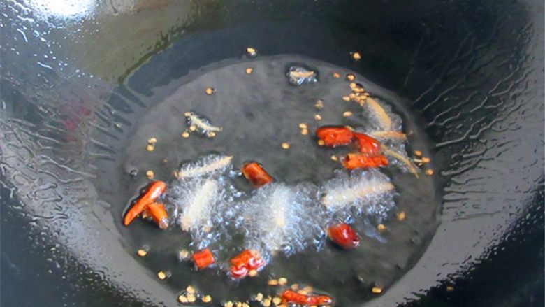 腰果炒虾仁,另起锅烧热,放入温油后再放入红干椒和姜丝炸出香味捞出;