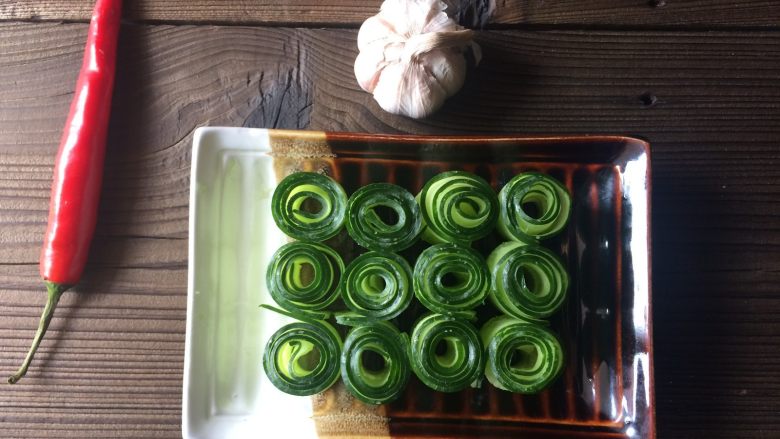 油爆黄瓜卷,把黄瓜薄片条卷起来,排列在型