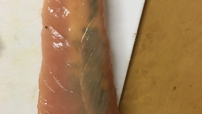 苏叶芝士鸡肉棒,将切好的 大葉 放在芝士上 然后将另一侧肌肉折过来 包裹好