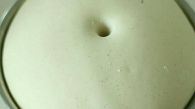 香草杏仁面包,发酵到两倍大,手指沾面粉戳洞不回缩。