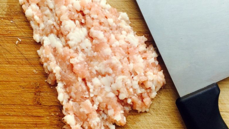 麻婆豆腐 麻辣版,把肉切成肉末