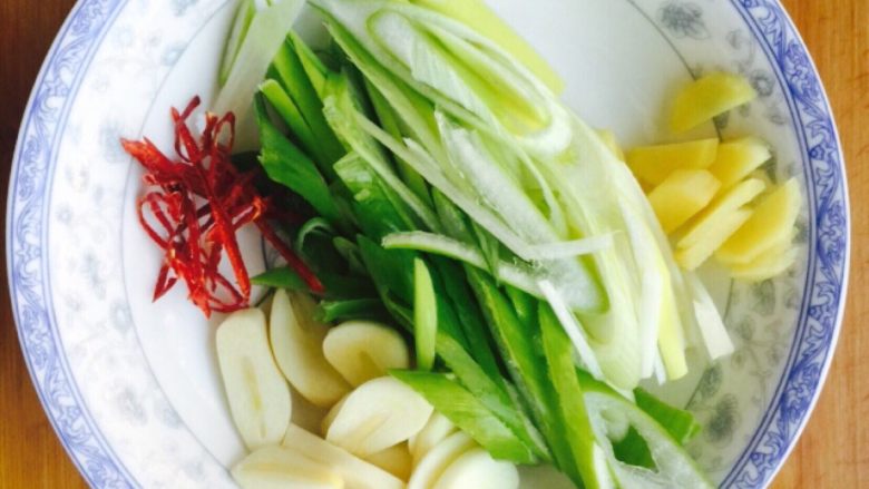 麻婆豆腐 麻辣版,切好葱姜蒜备用