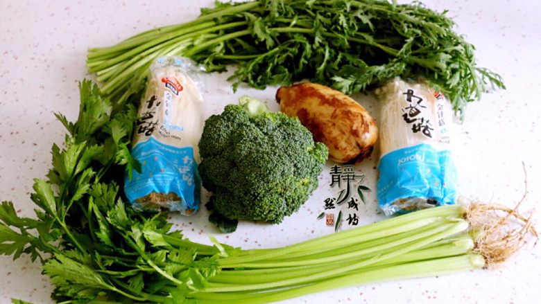 麻辣香锅,准备好自己喜欢的蔬菜。香锅之所以倍受欢迎,因为它"有容乃大",能随意搭配。