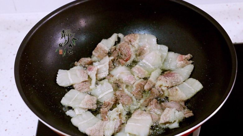 麻辣香锅,接着放入五花肉片,继续小火煸炒,至五花肉吐油,边缘微微卷起。