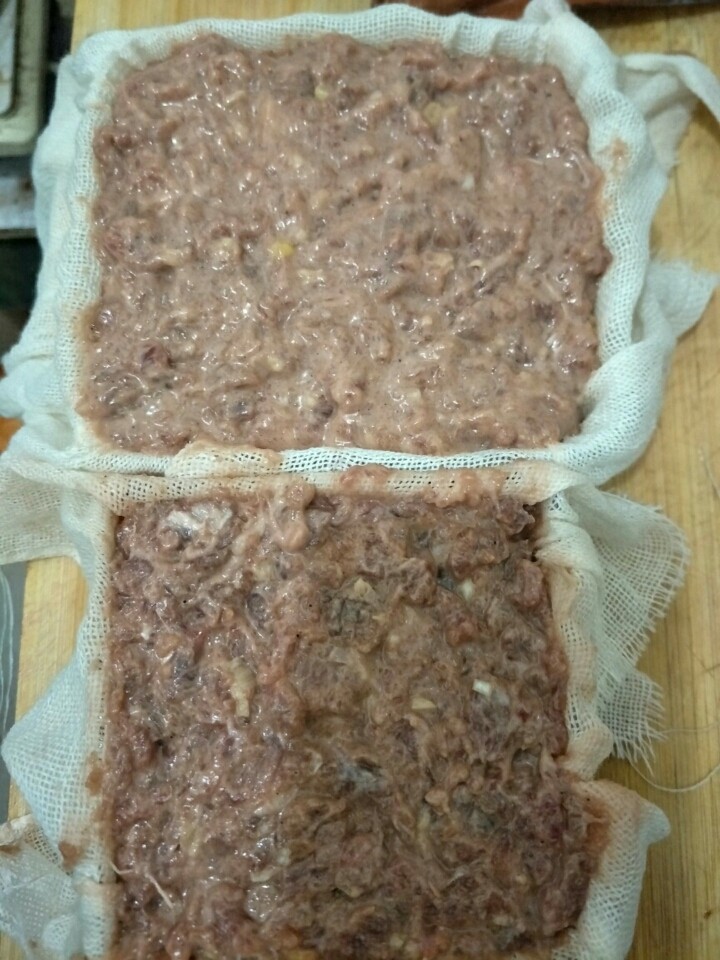 牛肉午餐肉,放纱布里放容器里