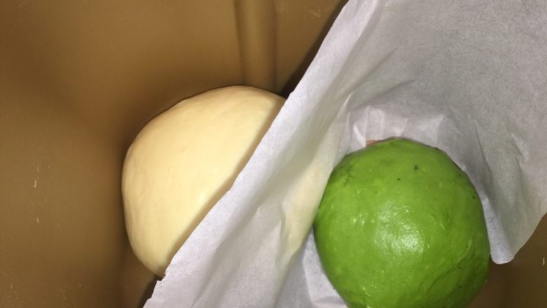 麦穗椰蓉面包,将面团分成:原味面团占3/5比例,抹茶占2/5比例。抹茶面团加入抹茶粉和少许<a style='color:red;display:inline-block;' href='/shicai/ 219'>牛奶</a>,揉匀。放入面包机进行一发