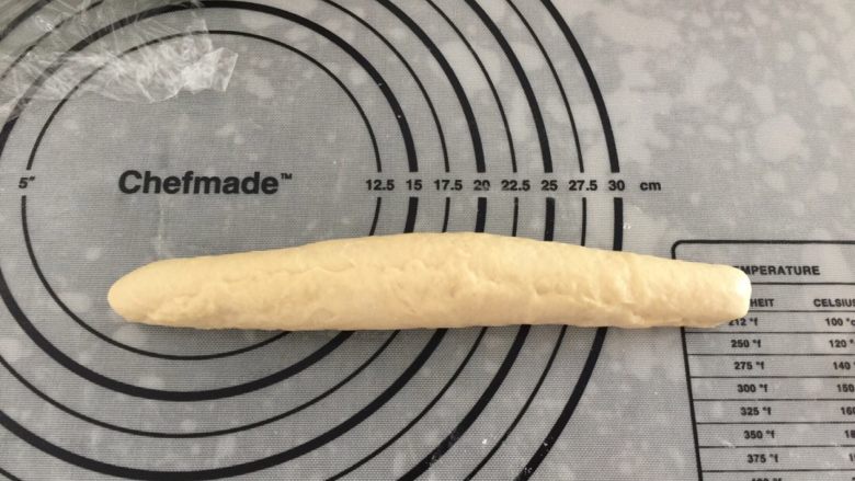 麦穗椰蓉面包,卷好收口捏紧