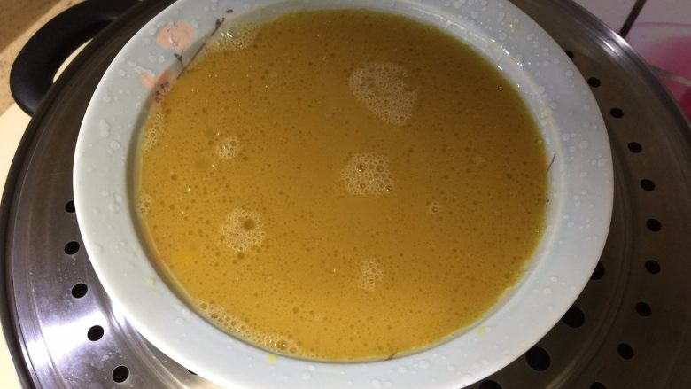 鲜虾蒸蛋羹,上锅蒸,大火开锅后转中火,大概需要15分钟。