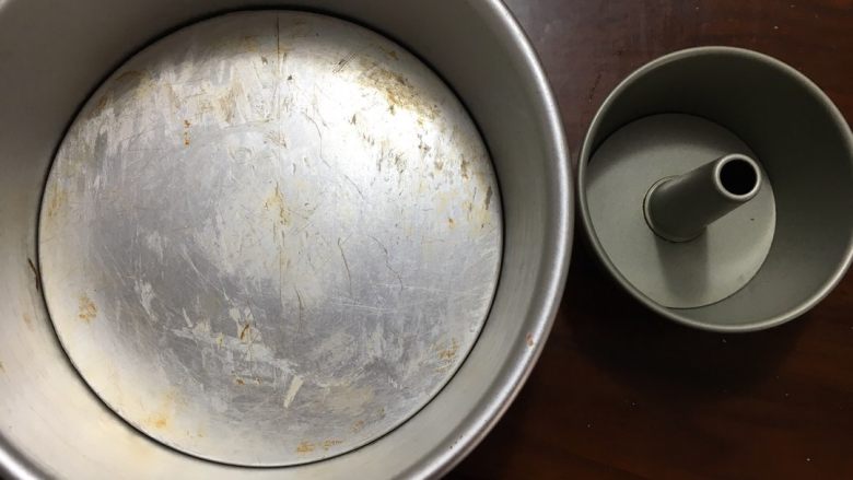 花朵中种面包,这时拿一个8寸的蛋糕模具抹上黄油防粘,再找一个4寸的蛋糕模具