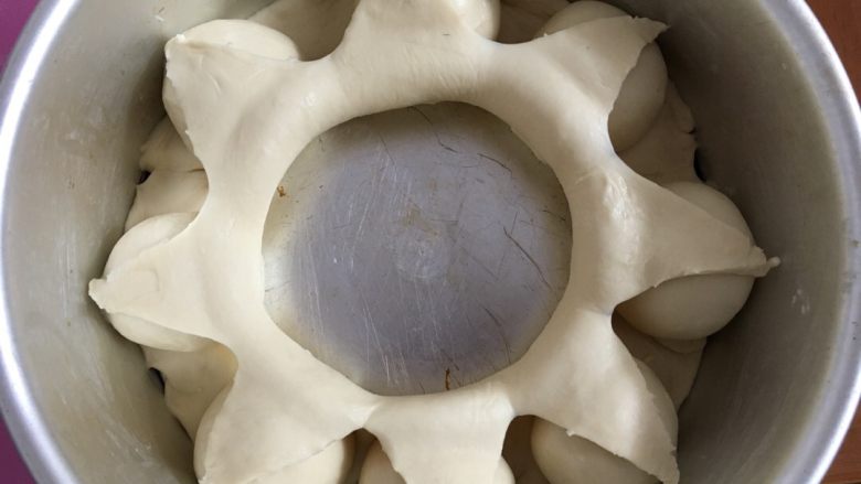 花朵中种面包,翻下花心,取出模具