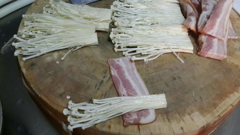 开胃培根卷,<a style='color:red;display:inline-block;' href='/shicai/ 443'>培根</a>一切两开，如图卷<a style='color:red;display:inline-block;' href='/shicai/ 234'>金针菇</a>