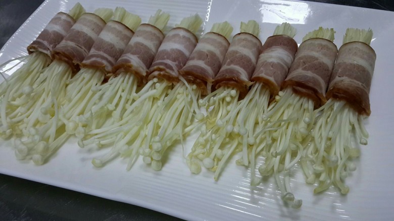 开胃培根卷,如图摆盘里