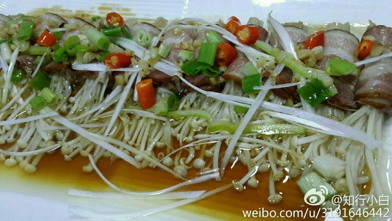 开胃培根卷,蒸3-4分钟拿出把美极鲜和醋和其他料拌匀放培根卷上，淋些热油就好了