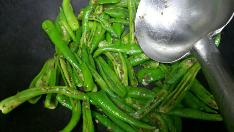 小炒肉,锅里煸炒杭椒，放点盐做底味，不放油，炒软炒香倒出备用