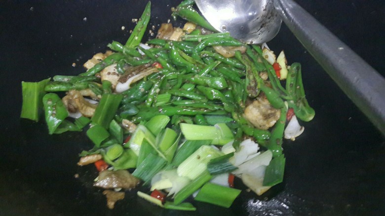 小炒肉,炒香炒透加入辣椒，调味盐，<a style='color:red;display:inline-block;' href='/shicai/ 717'>味精</a>，<a style='color:red;display:inline-block;' href='/shicai/ 692'>酱油</a>，<a style='color:red;display:inline-block;' href='/shicai/ 3349'>蒜苗</a>一起炒，记得用大火炒匀