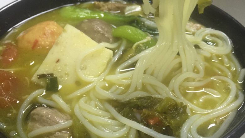 酸菜筒骨米线