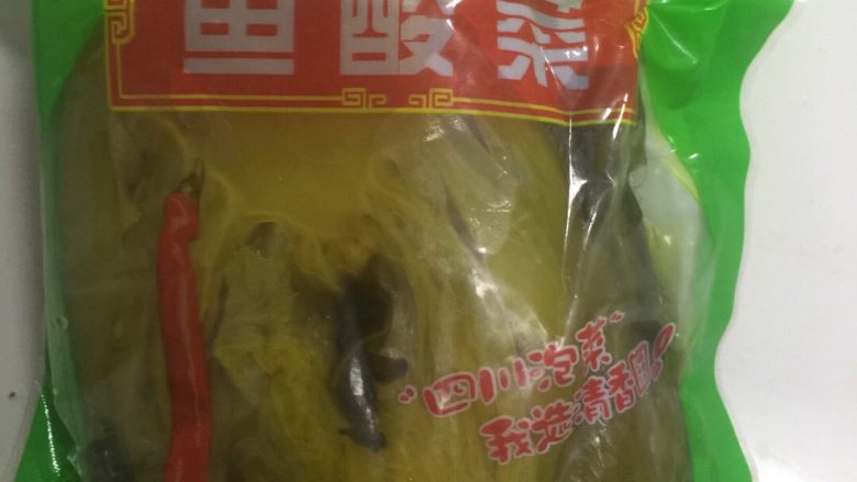 酸菜筒骨米线,<a style='color:red;display:inline-block;' href='/shicai/ 3361'>酸菜</a>洗净，切丝，备用，丸子备用，<a style='color:red;display:inline-block;' href='/shicai/ 3517'>青菜</a>洗净备用，米线开水泡置10分钟