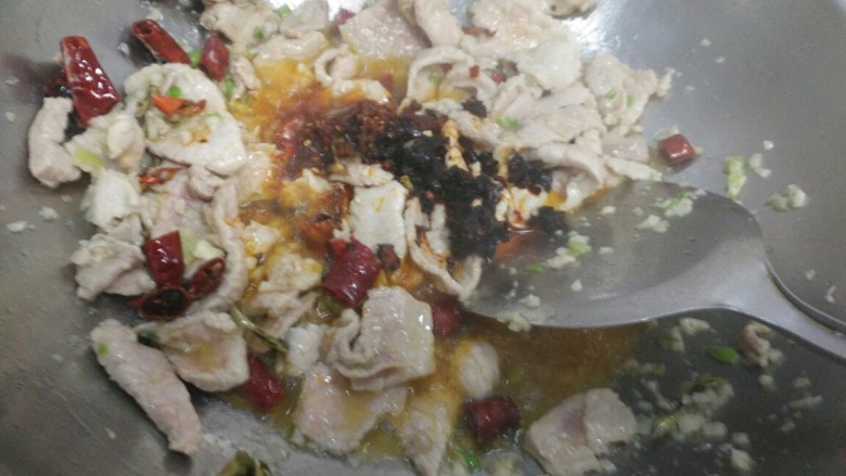 麻辣肉片,肉炒熟,下<a style='color:red;display:inline-block;' href='/shicai/ 6195'>油辣椒</a>和老干妈香辣豆豉