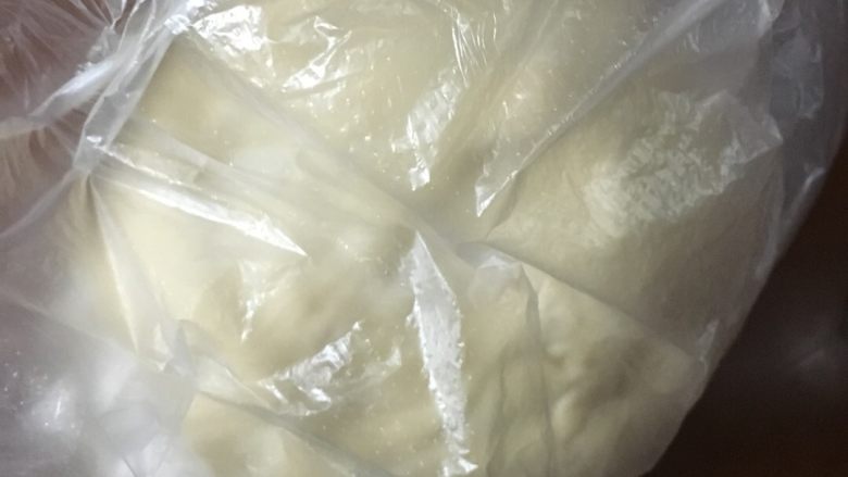 小巨蛋中种面包,直接放入保鲜袋中,再放进冰箱冷藏发酵
也不占空间,比较方便哈