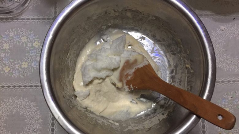 坚果馅饼,蛋清泡沫放入和好的面中,像炒菜一样上下左右翻炒拌匀,不要画圈搅