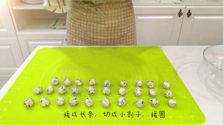 宝宝辅食:海苔米仙贝-36M ,双手搓成小圆球(7-8g)。