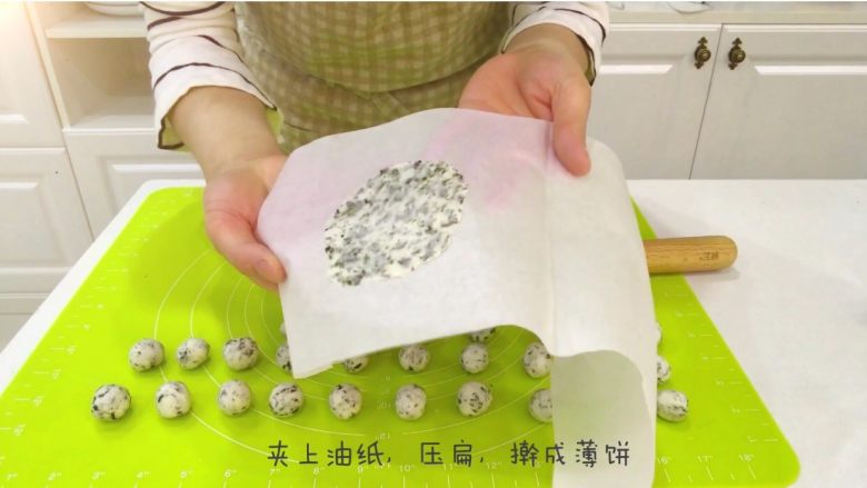 宝宝辅食:海苔米仙贝-36M ,上下都垫上油纸,用擀面杖擀成薄饼(差不多饺子皮厚度,擀薄最后才会松脆哈)。
》垫油纸可以更好擀,如果团子够干,也可以不垫的哈,小芽的不垫也是可以擀的。
》越薄需要烘烤的时间就越短。