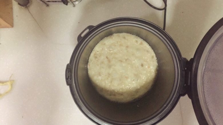 坚果馅饼,按下电饭煲煮饭键,这是第一次跳灯的成果
也是这时候知道自己大概哪个步骤出问题导致面没能像教程说的那样发成松松软软的样子,难过( ´▽`)