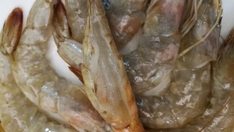 靠大虾,虾开背,取出虾线,这样做好的虾很入味