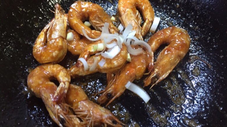 靠大虾,水靠干后,加入葱花炒一下