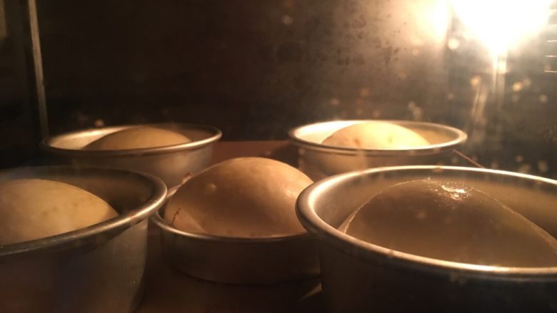 小巨蛋中种面包,烤箱预热170度,烤约25分钟