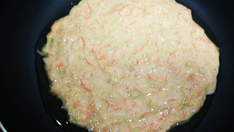 虾皮角瓜胡萝卜丝蛋饼,不粘锅加一点点油,小火烙