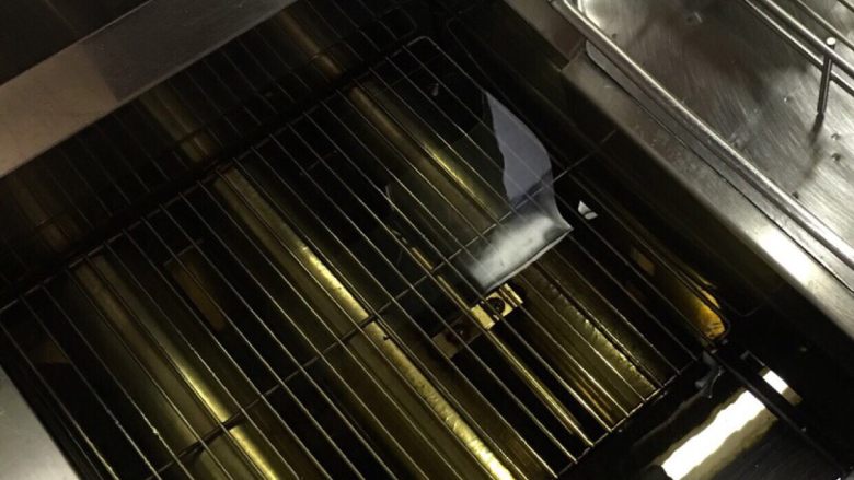 火爆麻辣土豆鸡,锅中加油 因为用的店里的油锅 宝贝们自家做的话 不用放太多油 可以莫过鸡肉的量就行