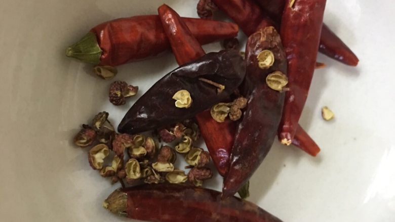 火爆麻辣土豆鸡,放入辣椒和花椒 一点小火 不然辣椒容易糊 翻炒一下