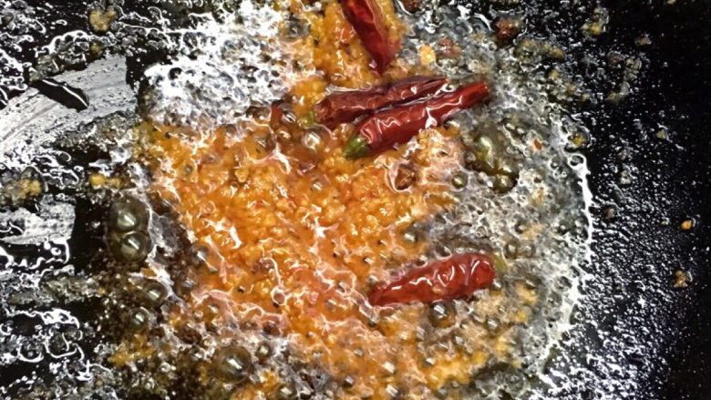火爆麻辣土豆鸡,饭后放入蒜末 炒香