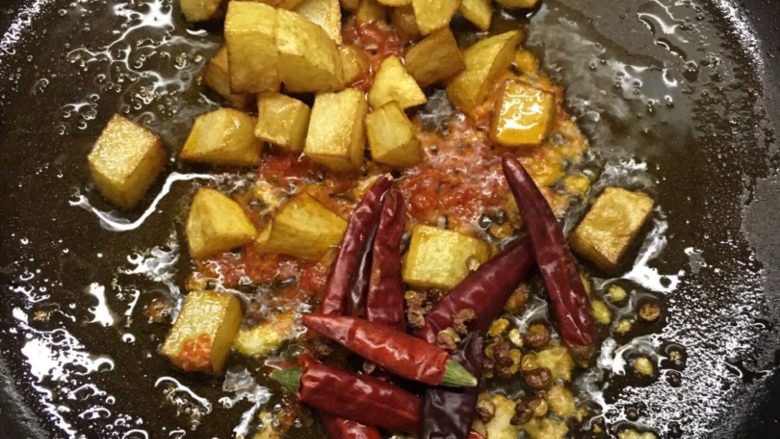 火爆麻辣土豆鸡,放入炸好土豆块翻炒