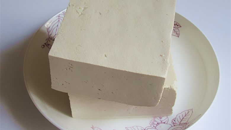 沙茶酱油煎豆腐,豆腐要是<a style='color:red;display:inline-block;' href='/shicai/ 4986'>老豆腐</a>,可以上锅蒸一下再切块不易碎,也可以直接切长方形块;