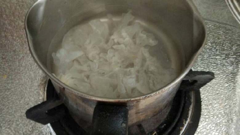银耳鸡蛋玉米汤,开锅先加入银耳煮沸