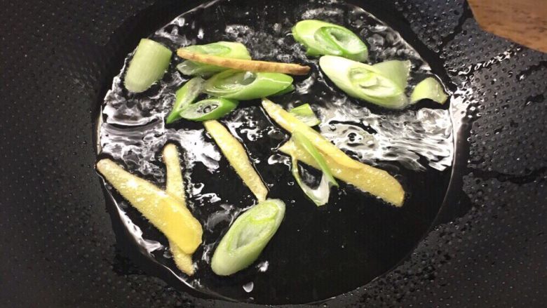 萝卜炖鱼,热锅凉油,爆香葱姜