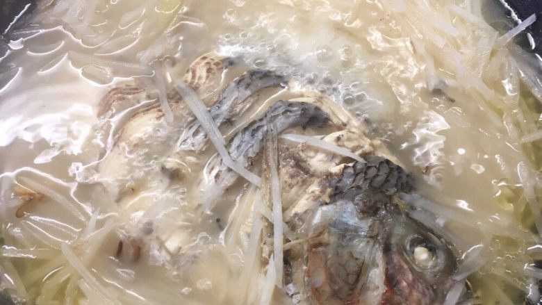 萝卜炖鱼,汤熬至奶白加入萝卜丝,(枸杞)