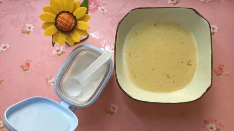 烫鸡蛋皮,加入第二个鸡蛋,继续搅拌,让盐调味