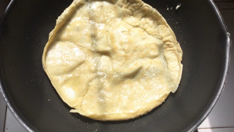 烫鸡蛋皮,小火热油,将调好的蛋液倒入锅中煎,可稍微倒厚些