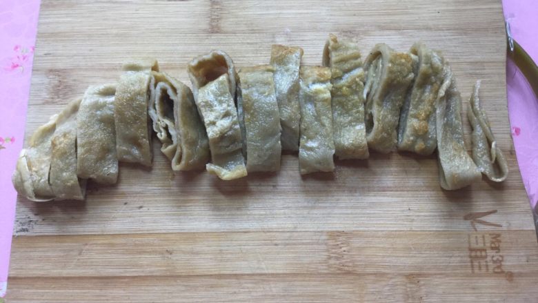 烫鸡蛋皮,卷饼状切丝,不可切太细