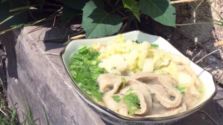烫鸡蛋皮,加自己喜欢调味品出锅,以后加香菜或者芹菜提味